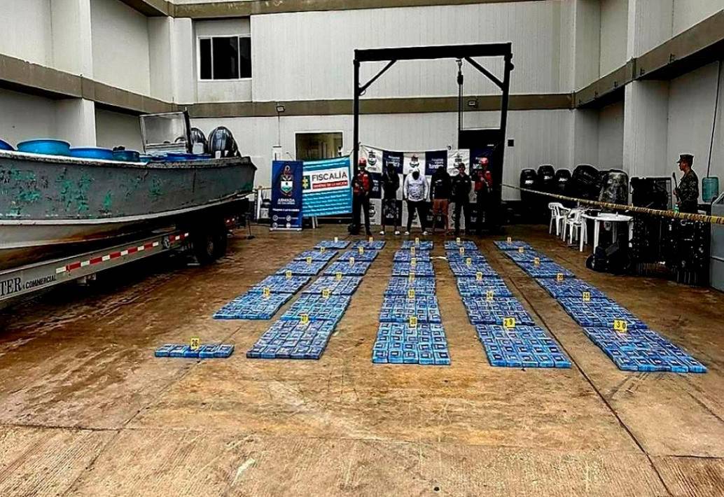 Tres extranjeros fueron capturados en medio de la operación. FOTO: CORTESÍA ARMADA