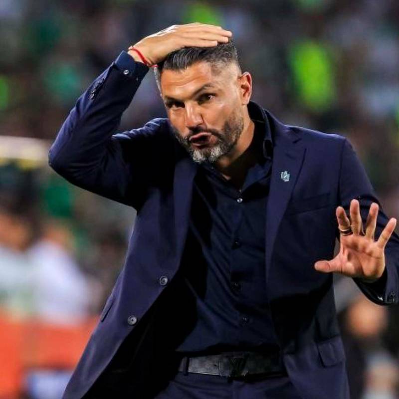 Atlético Nacional cayó en Pereira por la tercera fecha de la Liga Betplay-2, con dos hombres menos por expulsión, algo que dañó la planificación de Javier Gandolfi. FOTO CAMILO SUÁREZ 