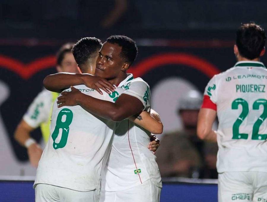 El colombiano Jhon Arias celebra con sus compañeros el tanto que marcó, en la goleada que Palmeiras le propinó a Vitória 0-4 en el Campeonato Brasileño. FOTO TOMADAX@Palmeiras