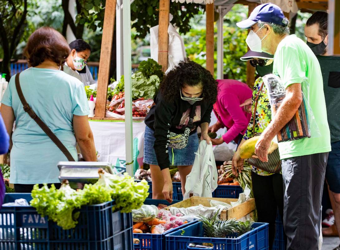 Desde esta semana los 21 parques y plazas reciben estrategias. Se activarán los miércoles para que los campesinos aseguren sus ingresos y los ciudadanos tengan más opciones de abastecimiento. Foto: Manuel Saldarriaga Quintero.