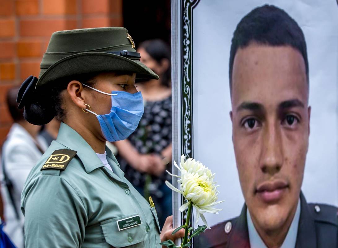 El joven policía, fue despedido con calle de honor y estuvo acompañado de familiares, amigos y compañeros de la Policía. Foto Juan Antonio Sánchez Ocampo