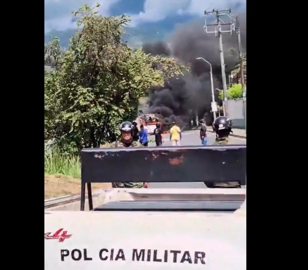 En el lugar de los hechos quedó en llamas un bus de servicio público, cerca del batallón Pichincha. IMAGEN TOMADA DE VIDEO.