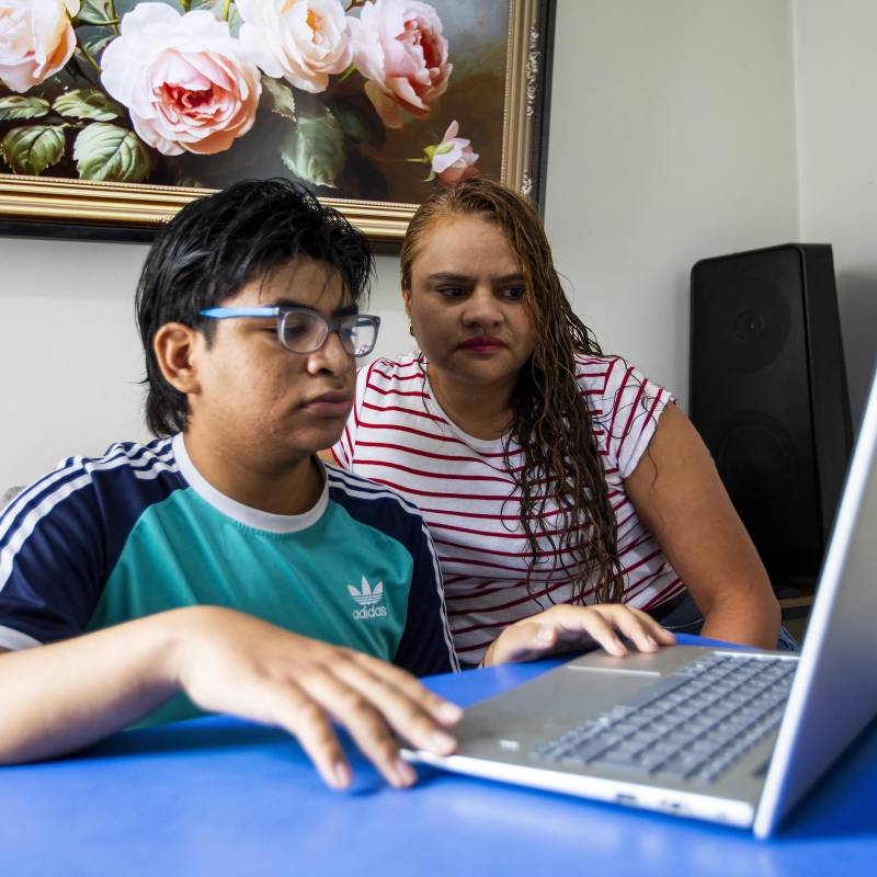Jerónimo Benítez cursa octavo grado desde su vivienda gracias a EduCasa, el programa que derribó las barreras que le impedían estudiar. Hoy sueña con ser un programador. A su lado, su madre, Maritza Salazar. FOTO Julio César Herrera