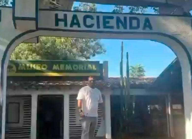 En el seguimiento que los investigadores le hicieron al venezolano Johan García Rojas (“Gallina”), se enteraron que estuvo en la Hacienda Nápoles, visitando la antigua propiedad de Pablo Escobar. FOTO cortesía