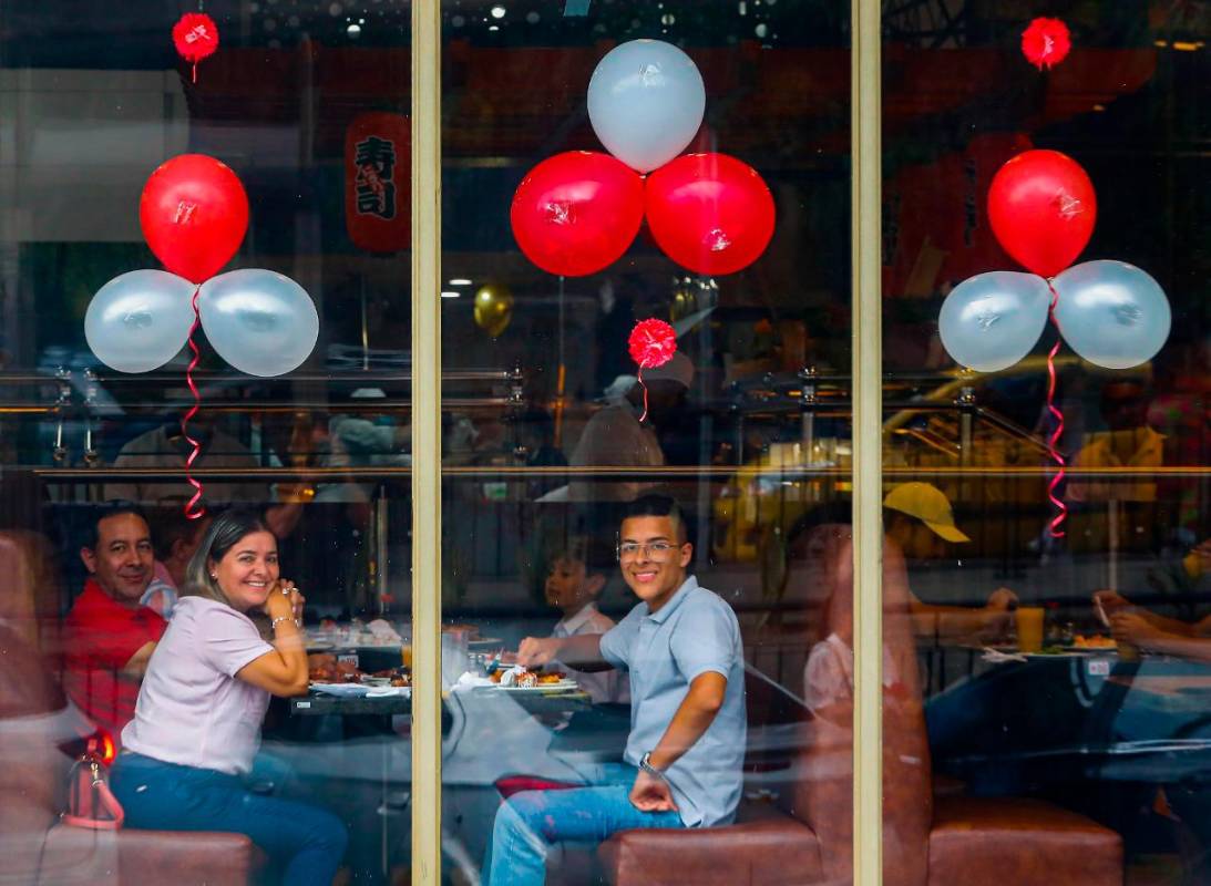 Las familias volvieron a los restaurantes esta vez sin necesidad de usar el tapabocas. Foto: Manuel Saldarriaga 