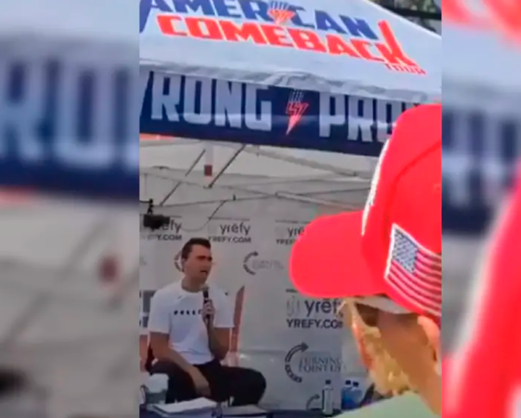 Este fue el momento en el que Charlie Kirk recibió el disparo que acabó con su vida. FOTO: Captura de video