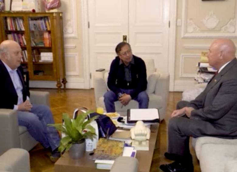 A la izquierda, el embajador de Colombia en Estados Unidos, Daniel García-Peña; en el centro, el presidente Gustavo Petro; en la derecha, John McNamara. FOTO: CORTESÍA PRESIDENCIA