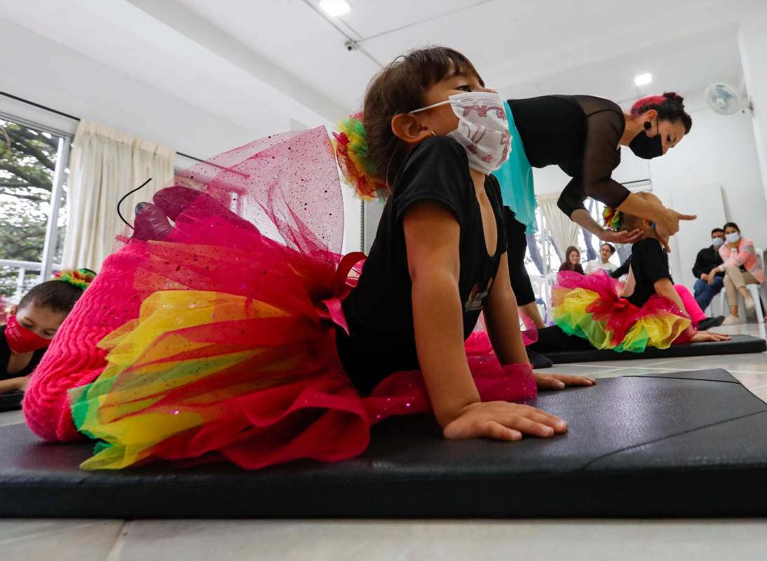 La corporación Milán, entidad sin animo de lucro, ofrece clases de danza y ballet para niñas desde los tres años. Foto: Manuel Saldarriaga Quintero.