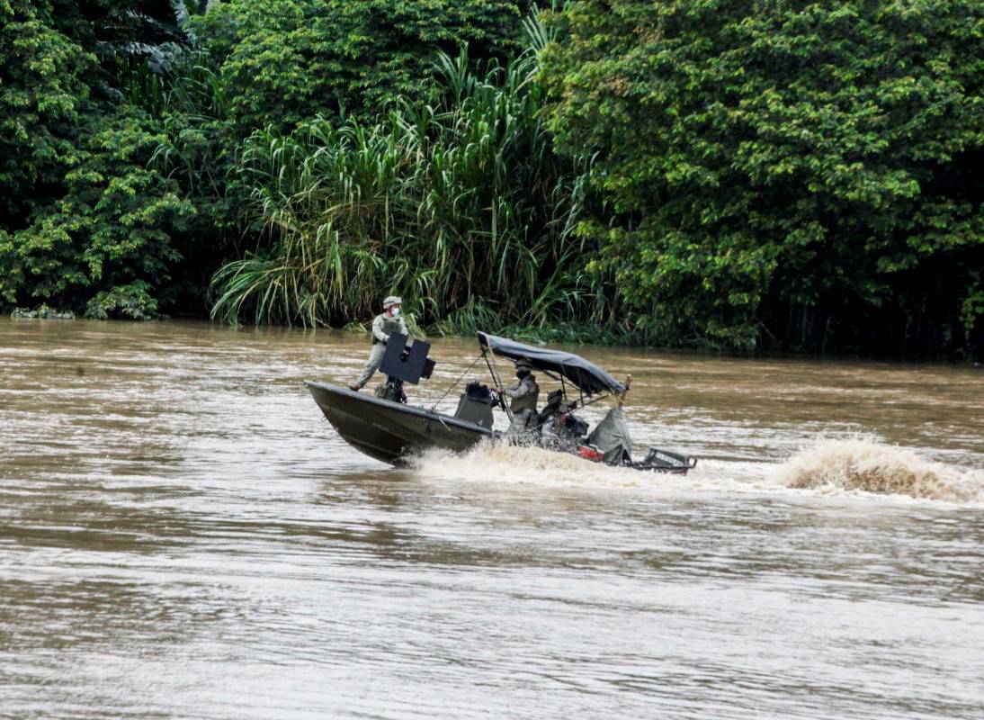 Las fuerzas militares colombianas hacen presencia en la zona para brindar protección a los desplazados que llegan. FOTO: JULIO CÉSAR HERRERA.