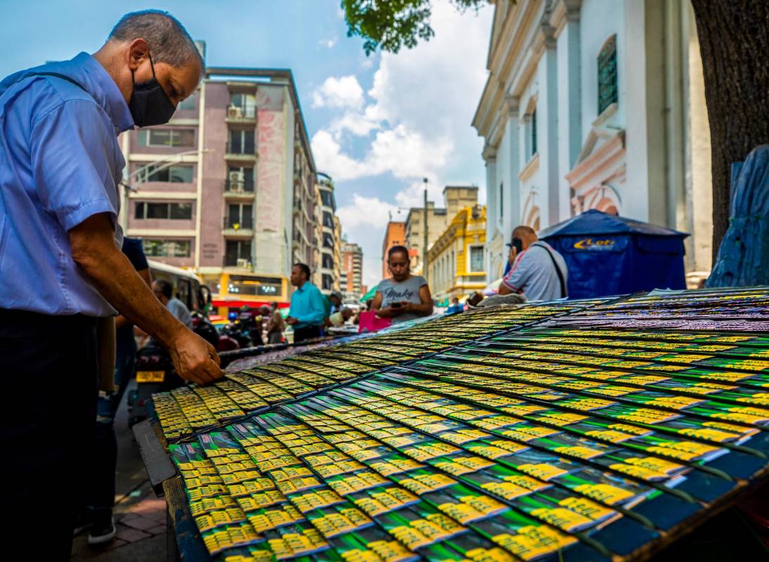Los compradores también tienen sus loteros de confianza a los que les atribuyen la buena suerte. Foto: Camilo Suárez
