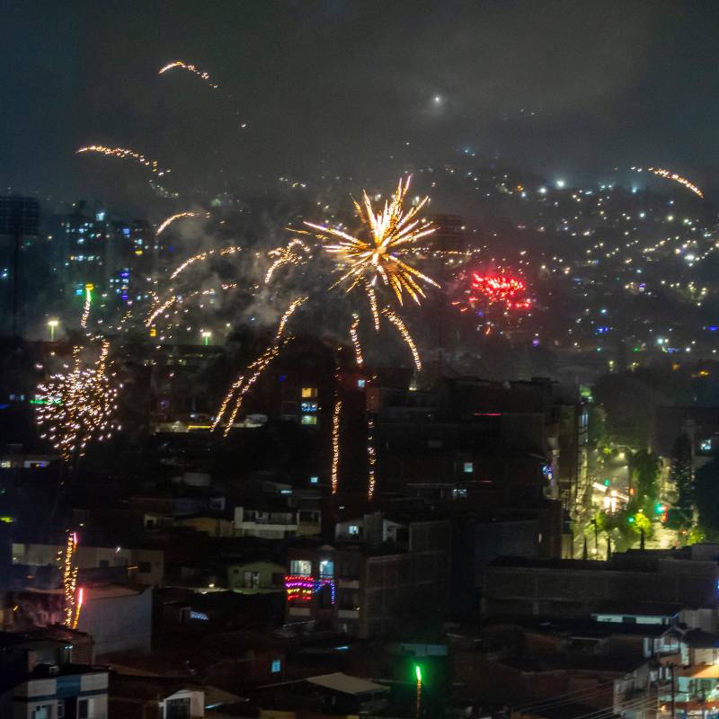La alborada se impuso una vez más como un fenómeno social complejo, difícil de controlar y que refleja la persistencia de prácticas culturales que ponen en riesgo el bienestar de la comunidad. Foto: Juan Antonio Sánchez