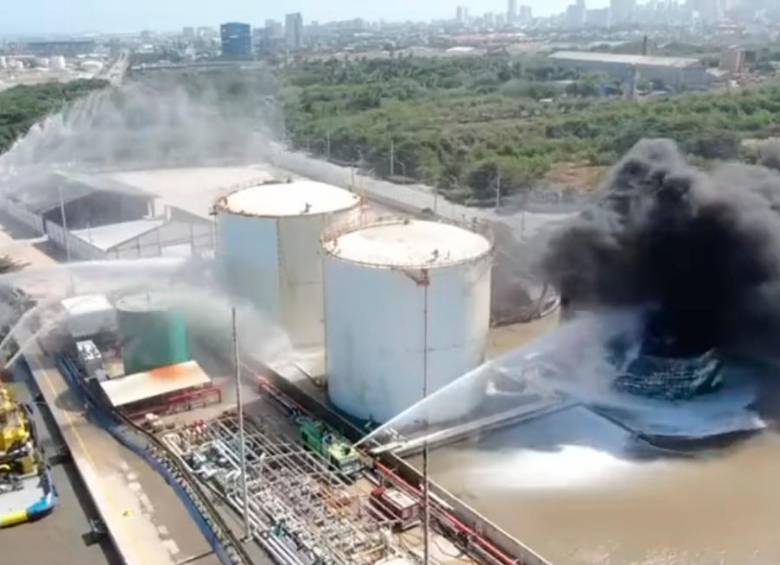 Un sargento del cuerpo de bombero de Barranquilla perdió la vida al intentar responder a la emergencia. FOTO CORTESÍA 