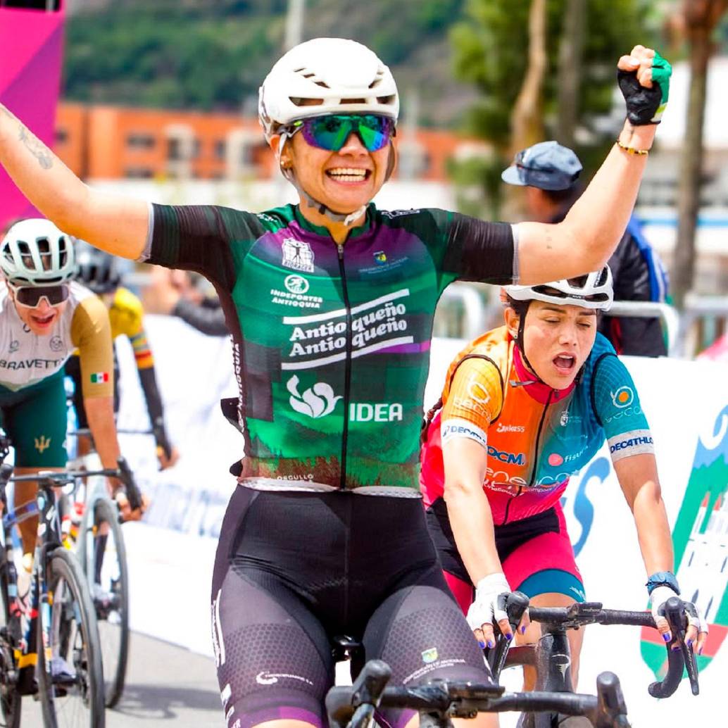 Lina Hernández celebró en la primera etapa de la Vuelta a Colombia Femenina-2026. FOTO CORTESÍA ÁNDERSON BONILLA