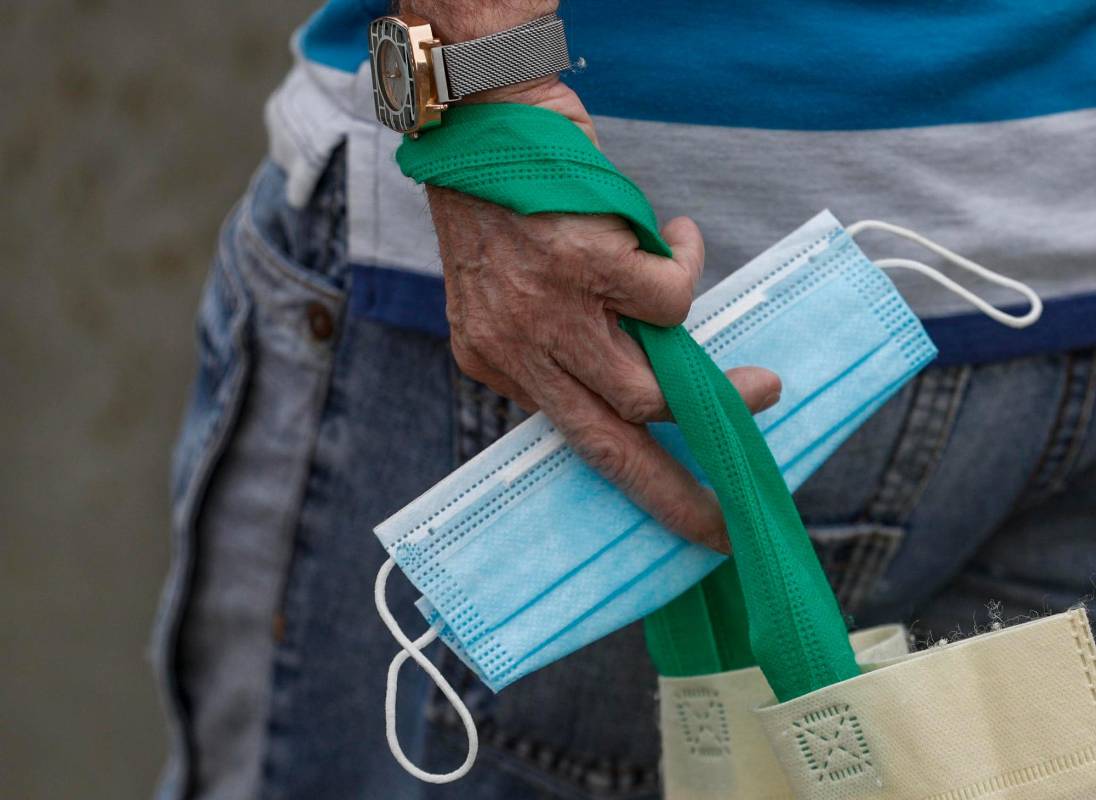 Solo en puente peatonal de la estación Acevedo se evidenció como algunas personas no usan adecuadamente el tapabocas o lo peor no lo utilizan. Foto Manuel Saldarriaga Quintero.