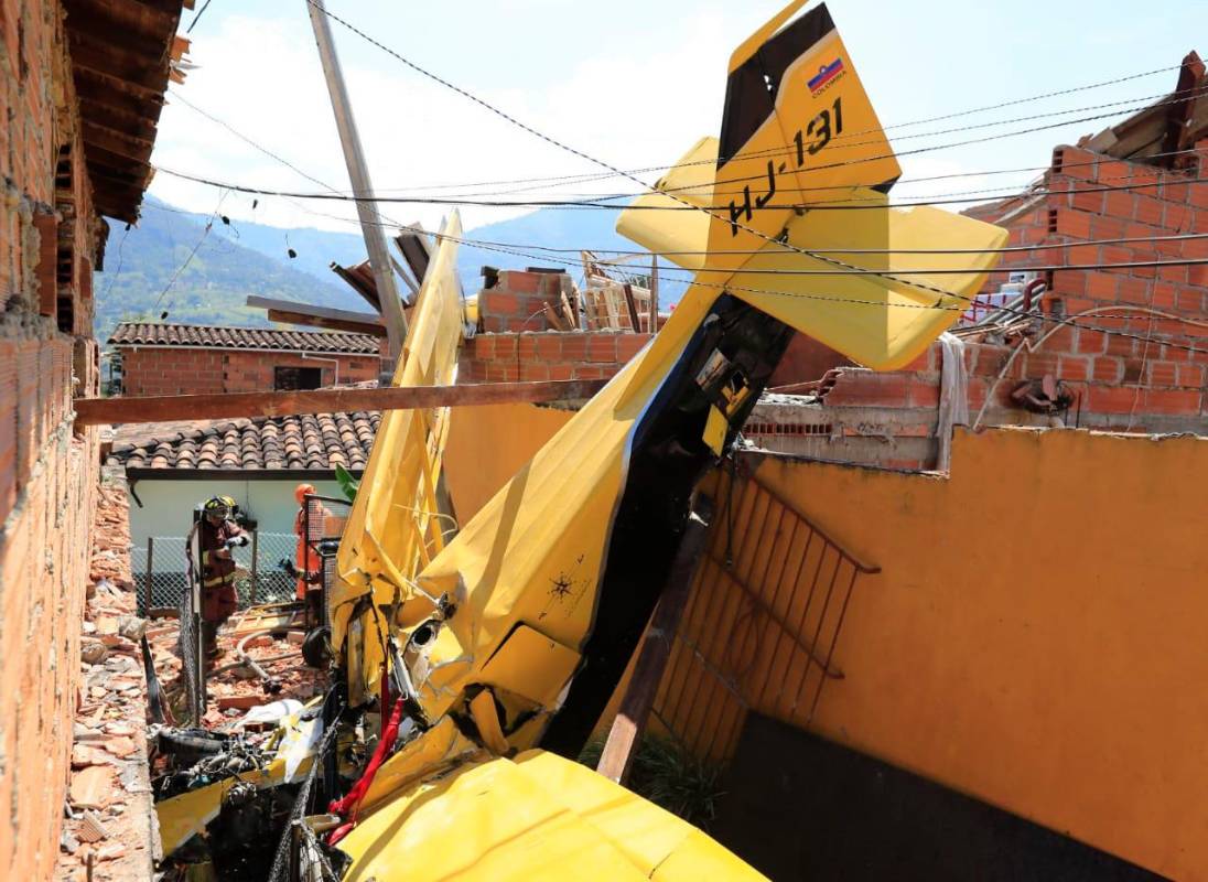La emergencia fue atendida por bomberos del municipio, los dos ocupantes de la aeronave fueron trasladados a centros asistenciales. Foto: Jaime Pérez
