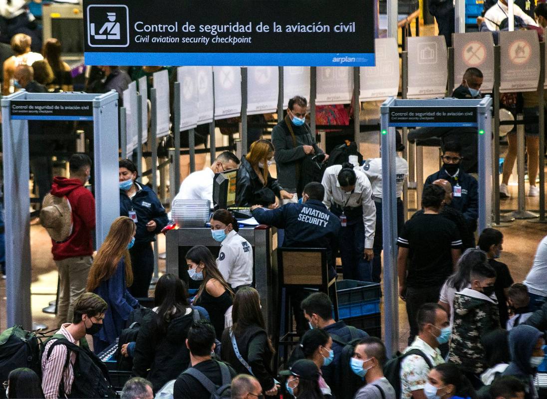 La infraestructura del aeropuerto se quedó pequeña y se suma la escasez de personal de Migración, comenta Fredy Jaramillo, gerente del aeropuerto. Foto: Julio Herrera