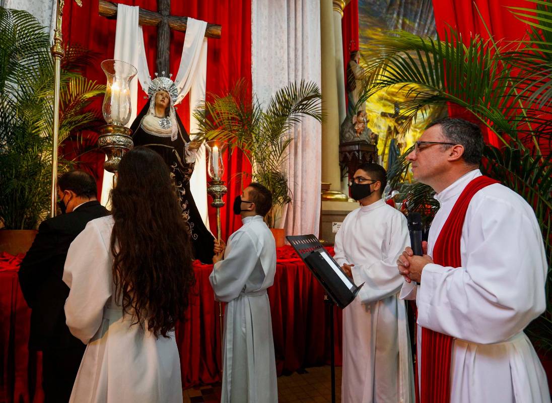 El uso del tapabocas y el distanciamiento entre los pocos que pudieron ingresar al templo fue una nota destacada entre los feligreses. Foto: Manuel Saldarriaga Quintero.
