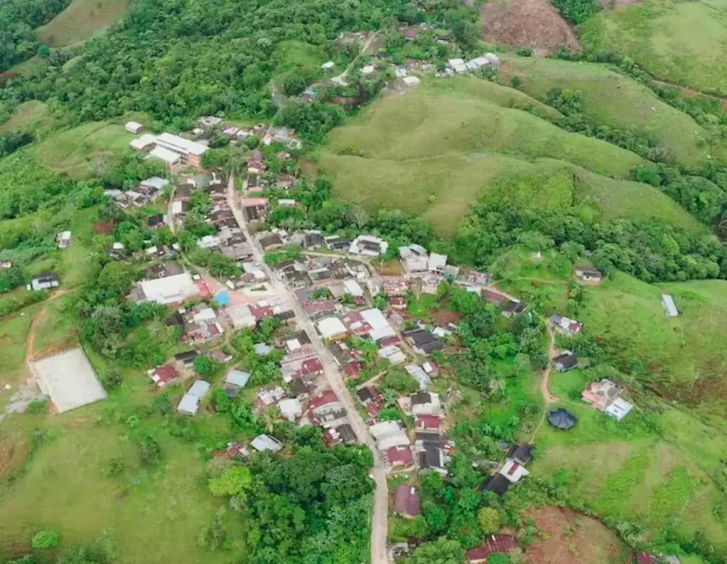 El ejército hace presencia en el corregimiento Raudal Viejo, pero también lo señalan de poner en riesgo a la comunidad con sus respuestas. FOTO: EJÉRCITO