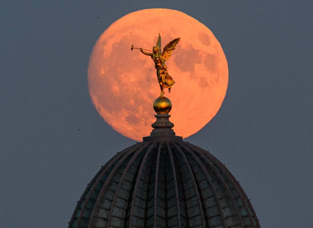 Ciudad de Dresden, Alemania. La luna llena de julio es llamada por los indígenas en Norteamérica la Luna del Ciervo Foto: Getty