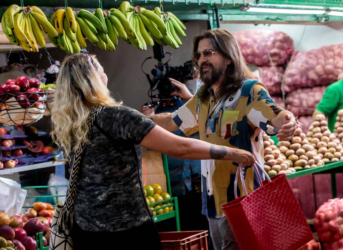 El cantante paisa llegó a mercar, a la Plaza Minorista de Medellín y no lo hizo solo, lo acompañaba la chef colombo-estadounidense Carmen Ángel. Foto Juan Antonio Sánchez Ocampo