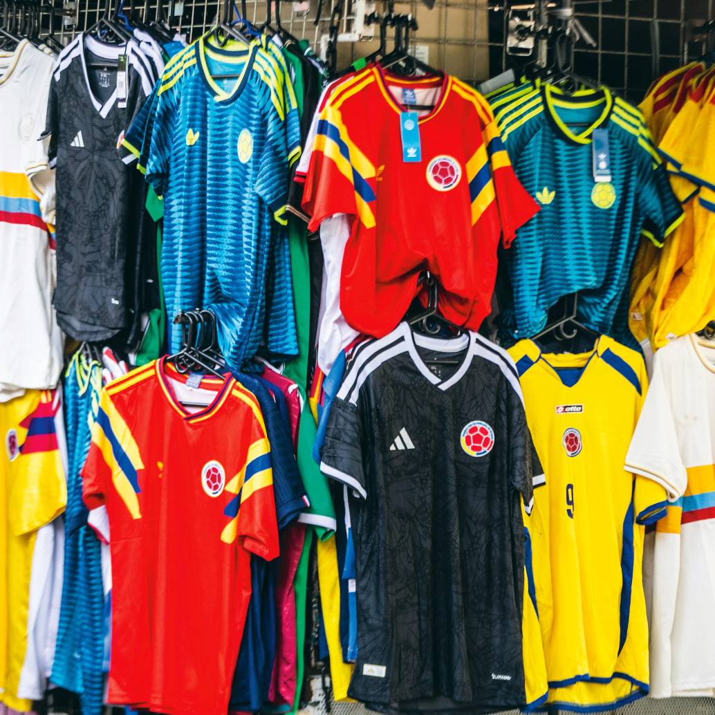 Comercio de Medellín se contagió de la fiebre amarilla por el Mundial y comercializa miles de camisetas de Colombia. Las retro, las más pedidas. FOTO Julio Herrera