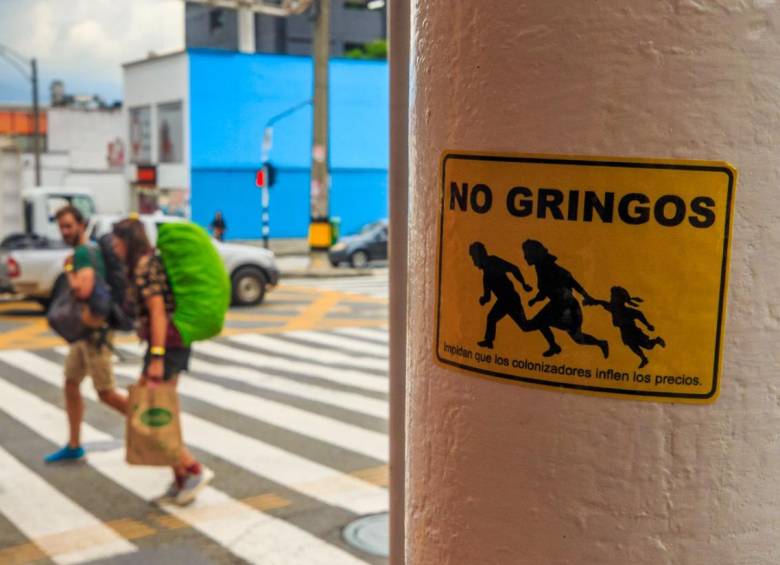 Sticker sobre la gentrificación en la ciudad. FOTO: Camilo Suárez