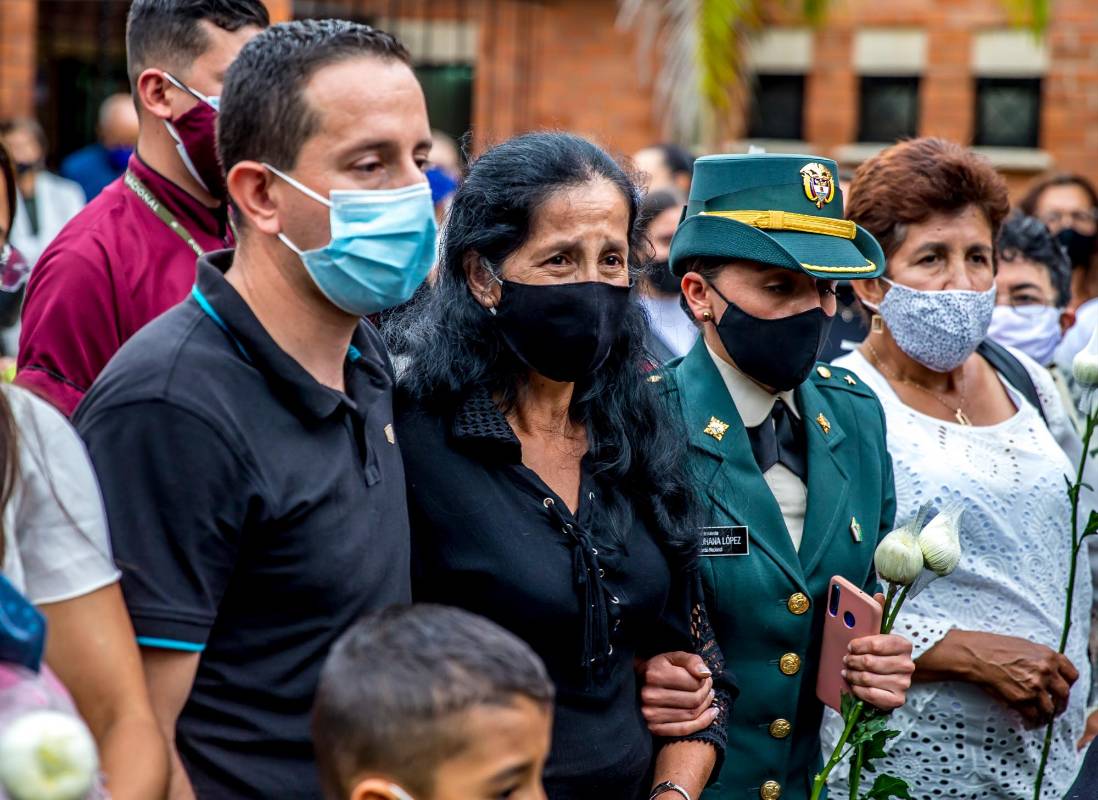 Odilia Gómez, la mamá, a pesar del dolor que la embarga por la perdida de su hijo agradeció las palabras de apoyo y el acompañamiento de la comunidad y en especial de la Policía. Foto Juan Antonio Sánchez Ocampo