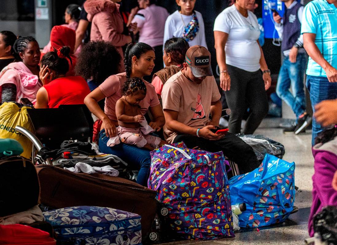 Los viajeros esperan con paciencia en la terminal del norte, sentados en las sillas disponibles, en el piso, en cualquier rincón o incluso sobre su equipaje. Foto: Camilo Suárez Echeverry