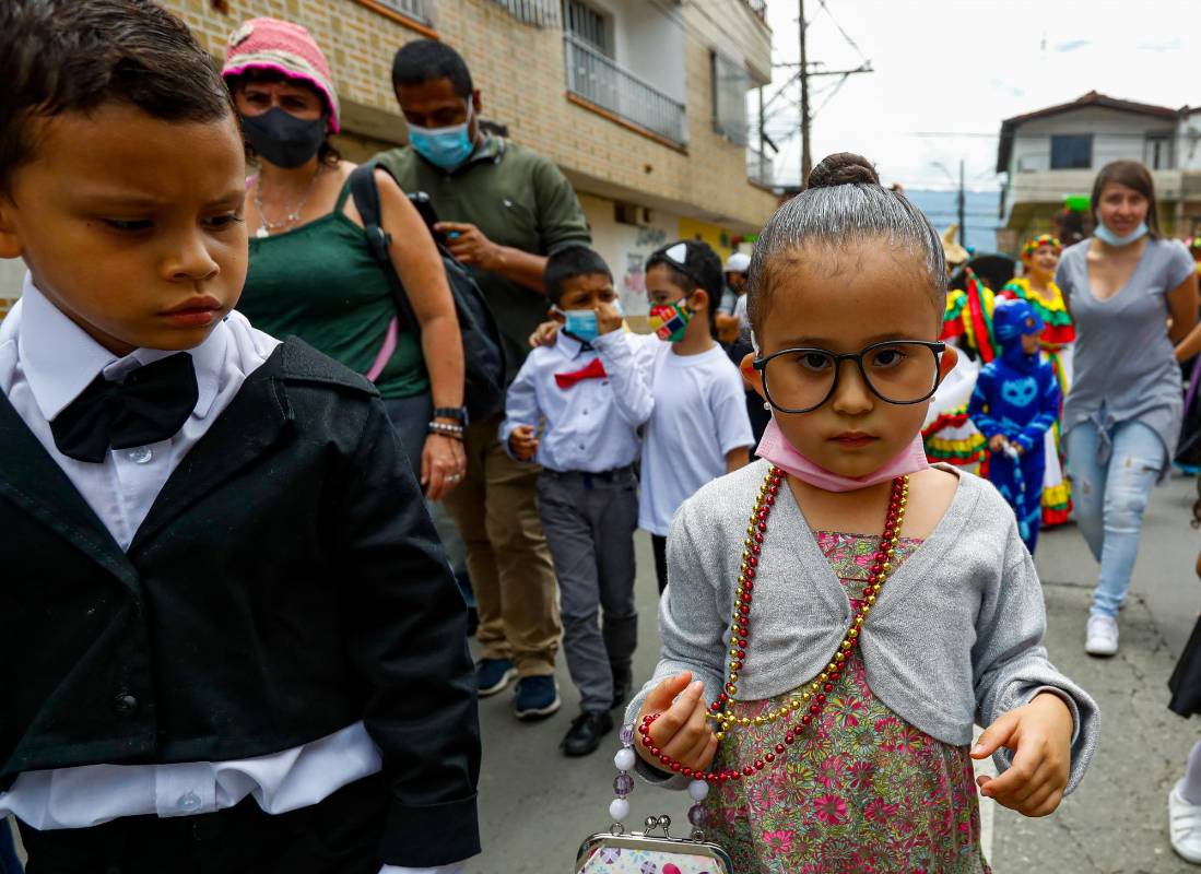  Los niños se tomaron literalmente las calles del barrio la Independencia de Itagüí. Foto: Manuel Saldarriaga Quintero.
