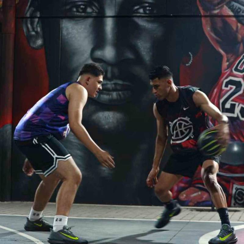En la cancha Jordan de la tienda Sportage en el primer piso del centro comercial San Diego se juega uno de los baloncesto de mayor nivel en la ciudad, un gran espectáculo que busca al mejor de la región en el básquet callejero. FOTO MANUEL SALDARRIAGA 