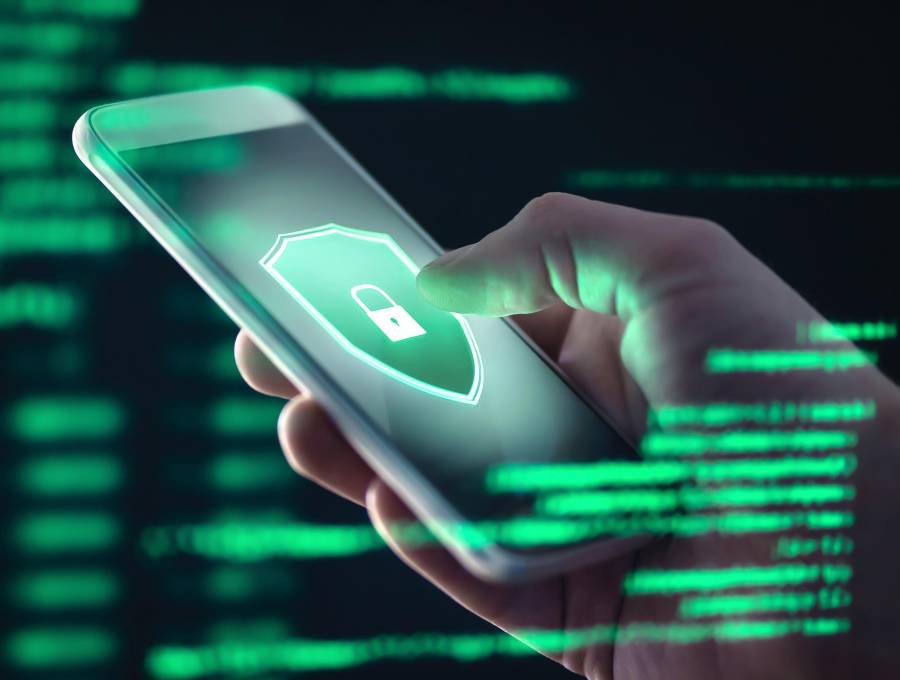 El <i>SIM swap</i> permite a delincuentes tomar control de una línea celular para interceptar SMS con códigos de verificación y desviar transferencias en sistemas de pago en tiempo real, como Bre-B. FOTO: Getty