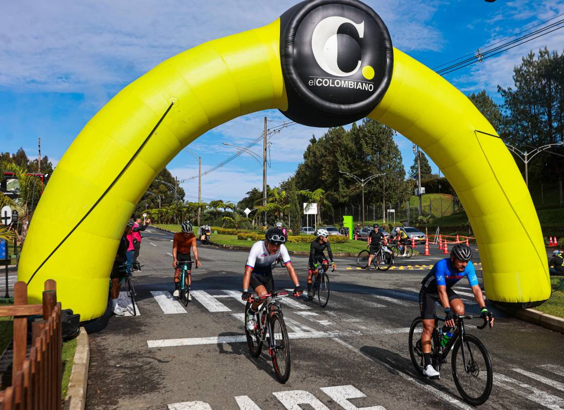 La subida a Palmas, reconocida por su exigente inclinación y sus curvas retadoras, sirvió como escenario ideal para medir el estado físico antes de la competencia oficial. Foto: Manuel Saldarriaga Quintero.