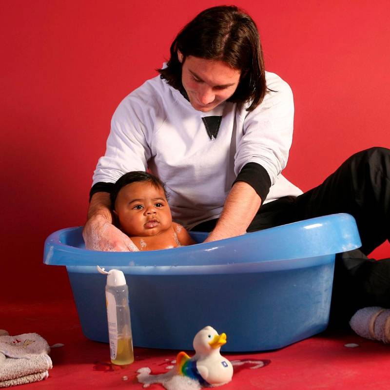Lionel Messi bañando a Lamine Yamal cuando era un bebé, para la campaña del calendario solidario del Barcelona con Unicef de 2008. FOTO TOMADA X@FCBarcelona