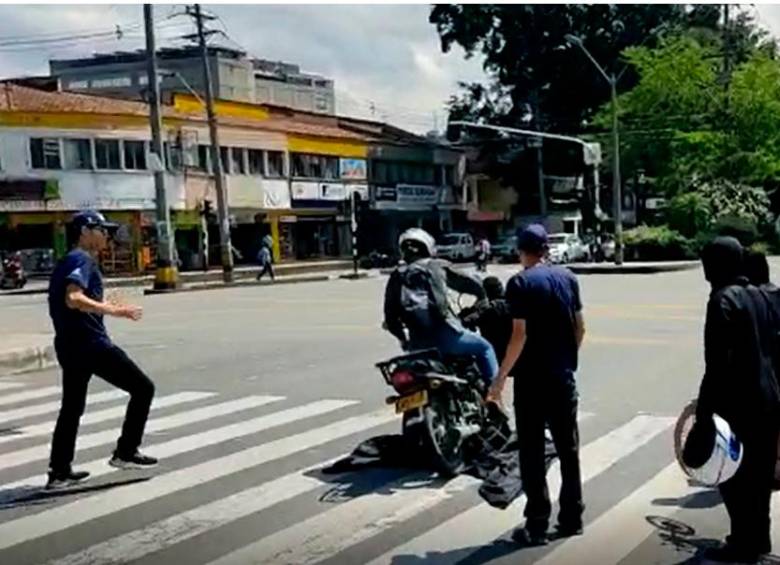 El incidente ocurrió en el cruce de la avenida Guayabal con calle 25. FOTO: Cortesía Secretaría de Movilidad.
