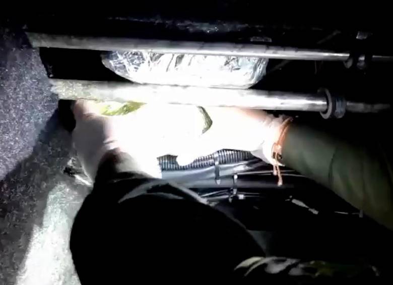 La Policía extrajo la droga de un compartimiento secreto, ubicado entre el maletero y el sistema eléctrico del chasis. FOTO: CORTESÍA.