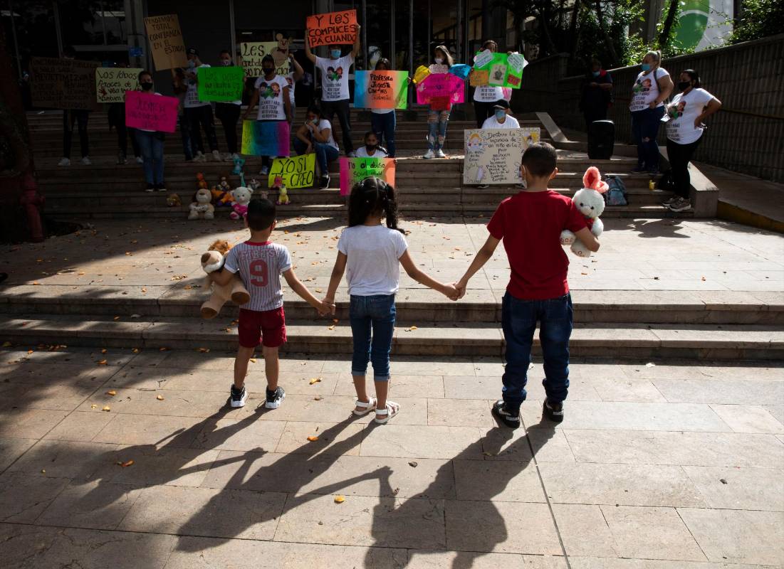 Los manifestantes se mantuvieron juntos, clamando a una sola voz que se haga justicia y que no se siga dilatando el proceso contra “Manolo”. FOTO EDWIN BUSTAMANTE