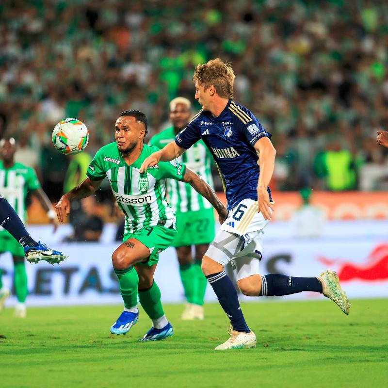 En la imagen aparece Andrés Sarmiento, de Nacional, rodeado por dos defensores de Millonarios en uno de los últimos partidos entre ambos. FOTO Camilo Suárez 
