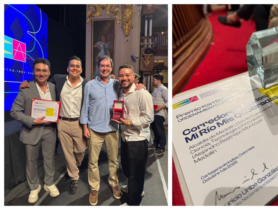 El arquitecto, Alejandro Restrepo, director de Proyectos Urbanísticos de Medellín (de izquierda a derecha) recibió el premio de la Bienal de Arquitectura y Urbanismo. Foto: Cortesía