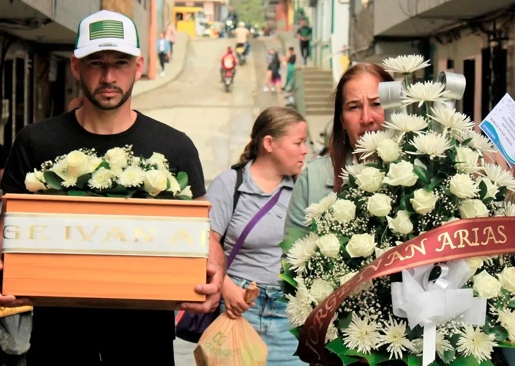 Diocedi (derecha) y otros familiares de Jorge Iván Arias, recibieron los restos y les dieron sepultura. FOTO UBPD