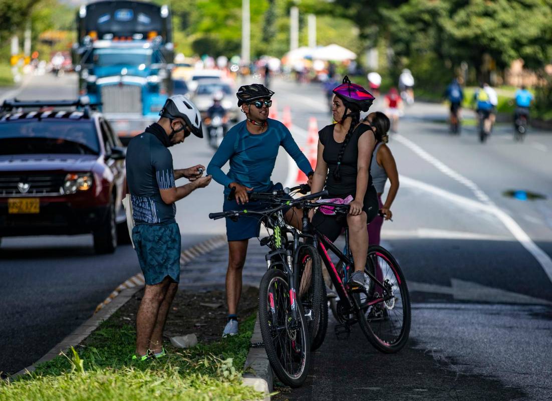 Si se piensa detener hacerlo siempre en la orilla de la vía y subir la bicicleta al anden. Foto: Manuel Saldarriaga Quintero