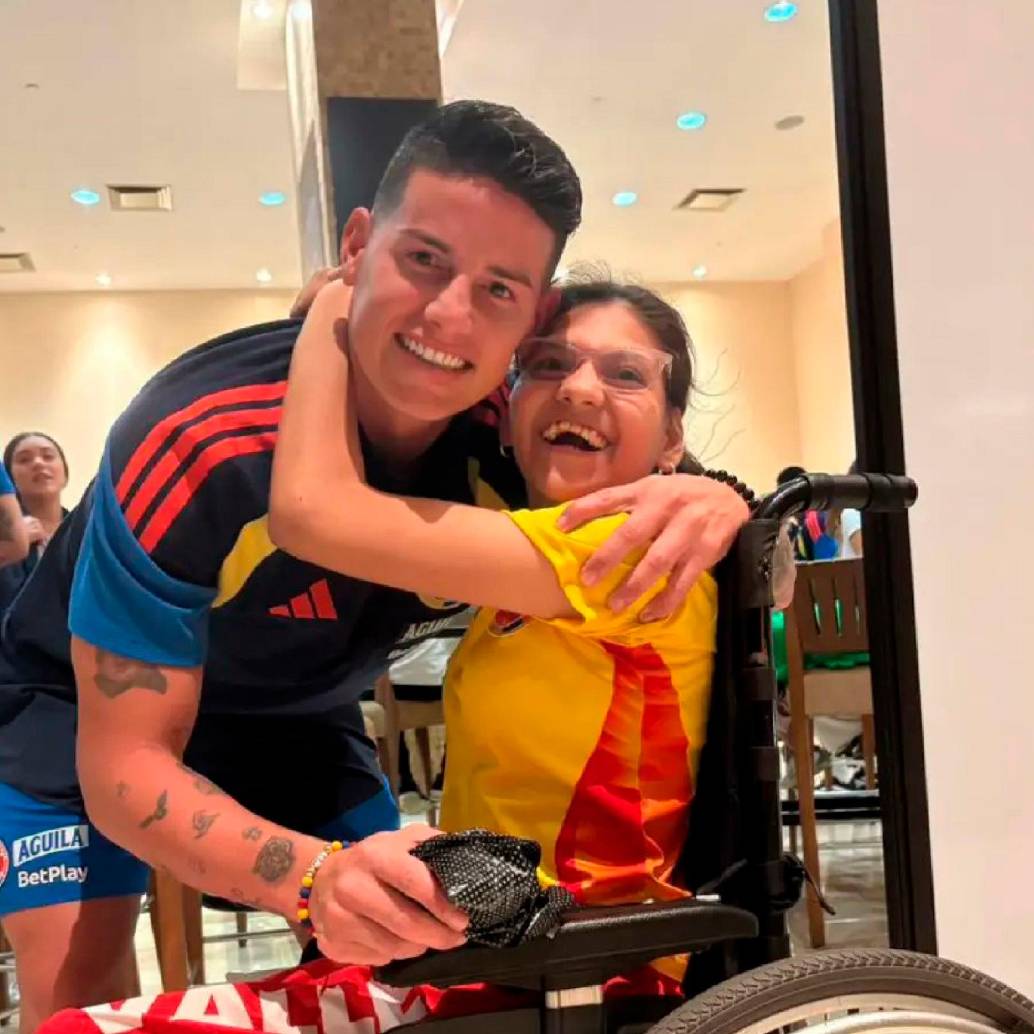 Molly y su fraterno encuentro con James Rodríguez, quien ya luce las pulseras que la niña de Yumbo, Valle, diseña. Foto: @GolCaracol
