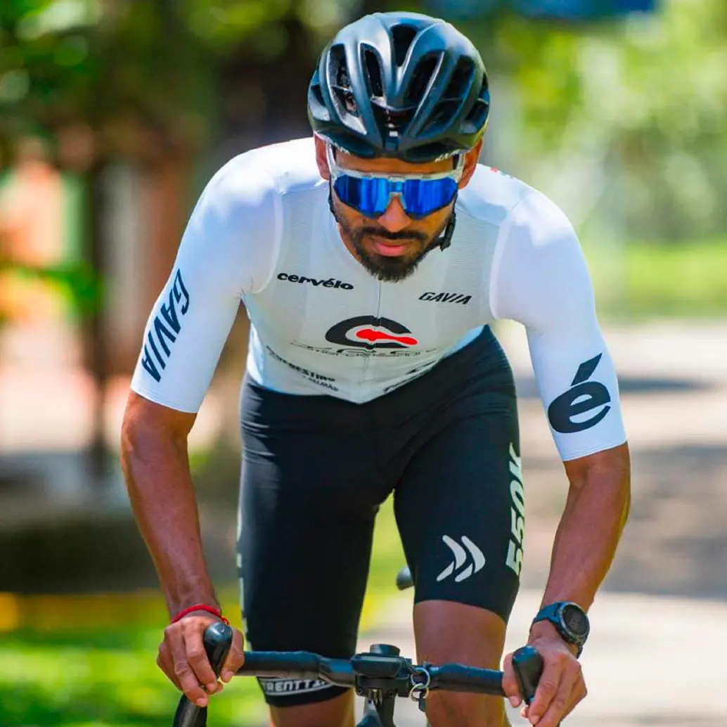 Néstor Cuadrado busca, con sus desafíos en bicicleta, inspirar a las personas a que salgan adelante en medio de sus dificultades. “Un reto por quienes aún luchan” es el eslogan de su siguiente desafío. FOTO CORTESÍA ALTA MONTAÑA