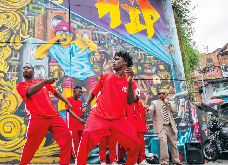 El Graffitour, en la comuna 13, es un proyecto de urbanismo social que reúne durante el año a miles de turistas alrededor de la música, los grafitis y otras expresiones de arte callejero. 2024. Foto: Esneyder Gutiérrez.