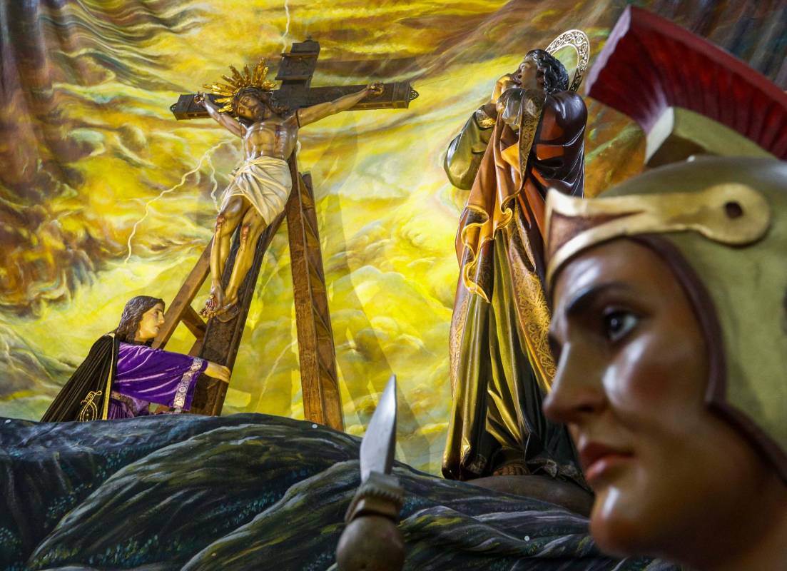 La Iglesia Santa Gertrudis de Envigado celebra la semana santa en su interior marcados por el distanciamiento, la bioseguridad ante la ausencia de las procesiones. Foto: Manuel Saldarriaga Quintero.