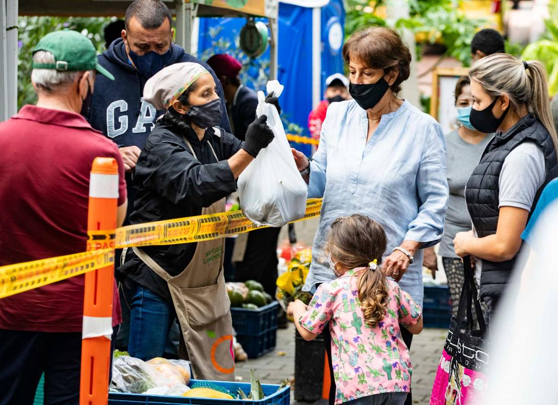 Desde esta semana los 21 parques y plazas reciben estrategias. Se activarán los miércoles para que los campesinos aseguren sus ingresos y los ciudadanos tengan más opciones de abastecimiento. Foto: Manuel Saldarriaga Quintero.