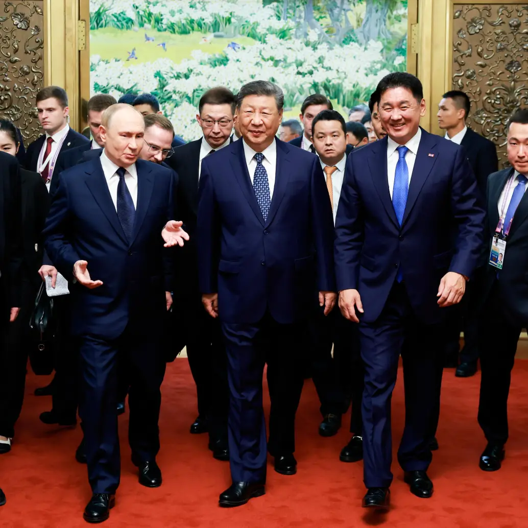 El presidente ruso<b> </b>Vladimir Putin acompañó a su homólogo chino Xi Jinping durante el imponente desfile militar de este miércoles en Pekín. FOTO: Xinhua