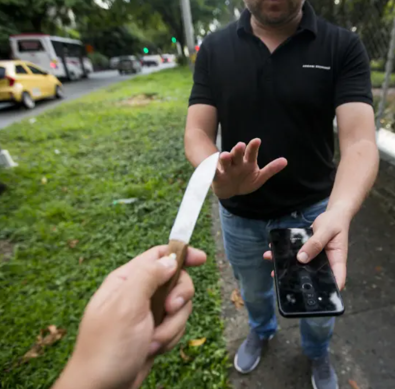 La modalidad más frecuente en el hurto a personas sigue siendo el atraco. En el robo de celulares, la modalidad creciente es el halado. Foto: EL COLOMBIANO.