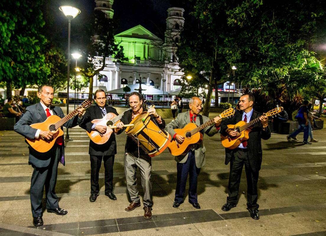 No hay jóvenes dando serenatas y los pocos que quedan, en fechas especiales no alcanzan a cumplir con la demanda. Foto: Julio César Herrera