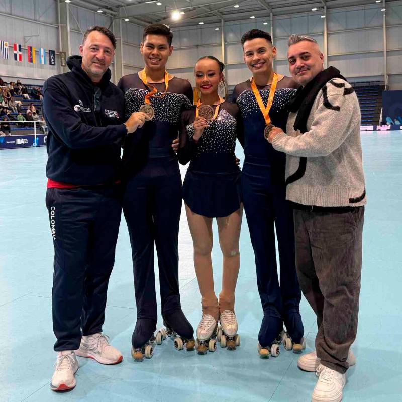 El técnico Enrique Da Matta, con los medallistas de Colombia: Jeshua Folleco Garzón, Hannah Castillo y Brayan Carreño. FOTO cortesía