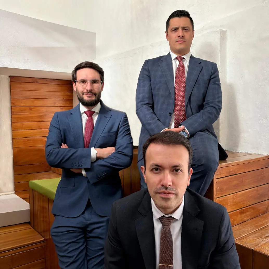 La firma DHM Consultoría Legal fue fundada por los abogados Juan Antonio Diaznuila Alcázar, Fernando Javier Hernández Arroyo y Gustavo Adolfo Medina Arroyo. Foto: Cortesía